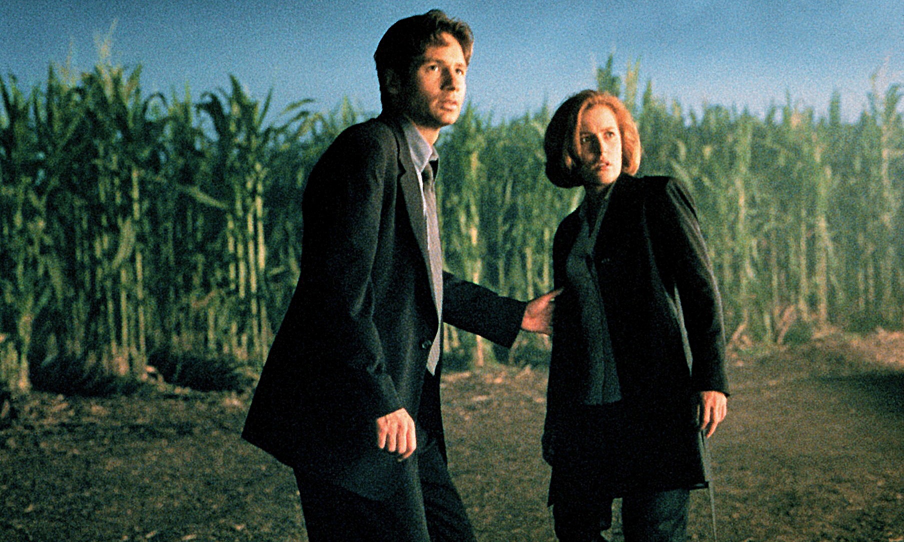FBI Special Agents Fox Mulder (David Duchovny) and Dana Scully (Gillian Anderson)